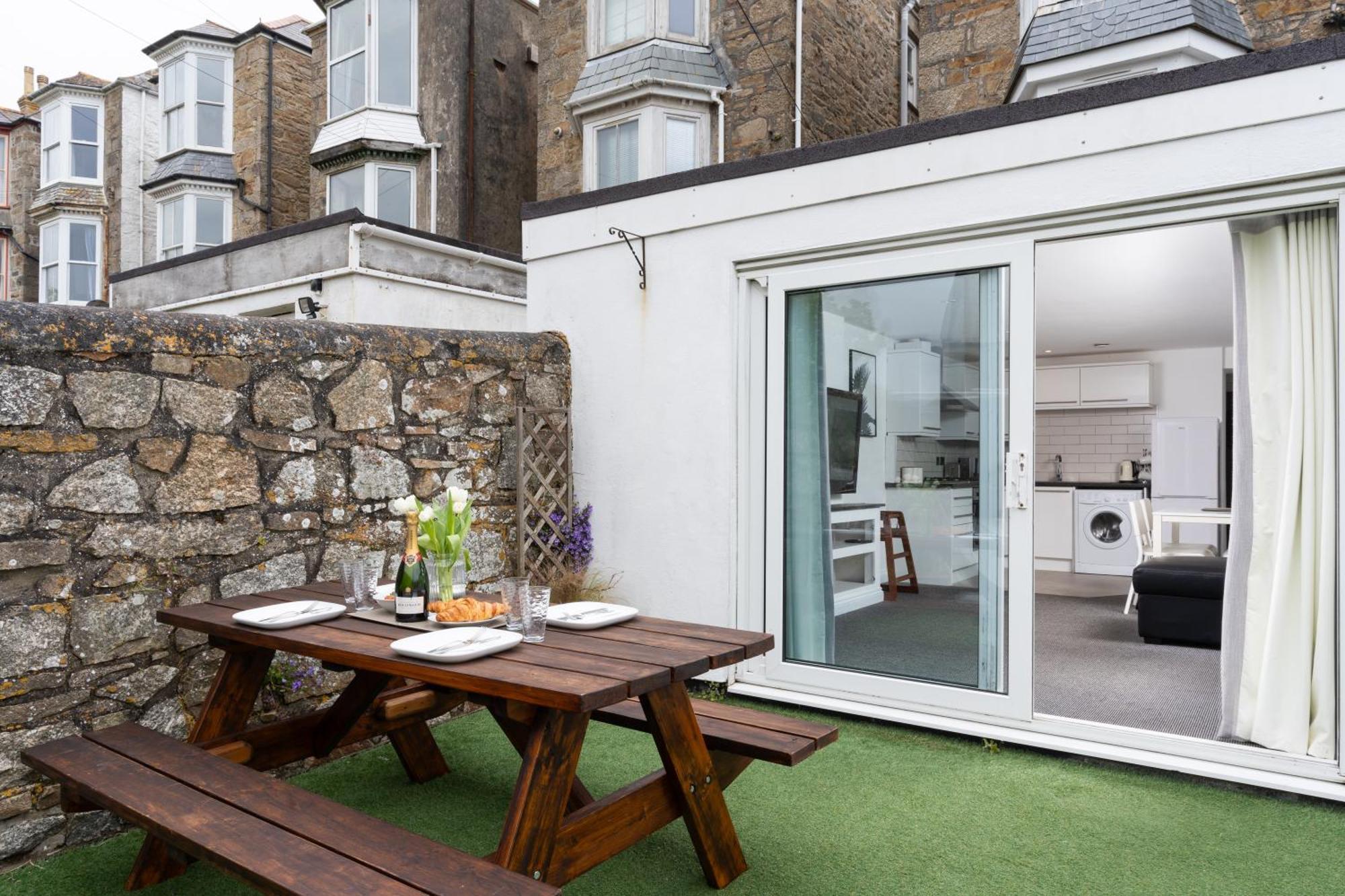 Modern Garden Apartment In A Large Victorian House ペンザンス エクステリア 写真